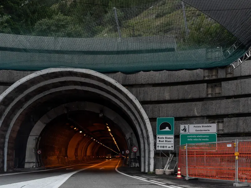 Ce se ascunde în spatele ușilor din tunelurile de pe autostradă? Salvează viața șoferilor - Foto: Profimedia Images