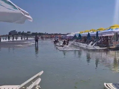 Inundații pe plaja din Costinești. Turiștii s-au trezit cu șezlongurile sub apă. Cum a fost posibil? - Foto: Facebook