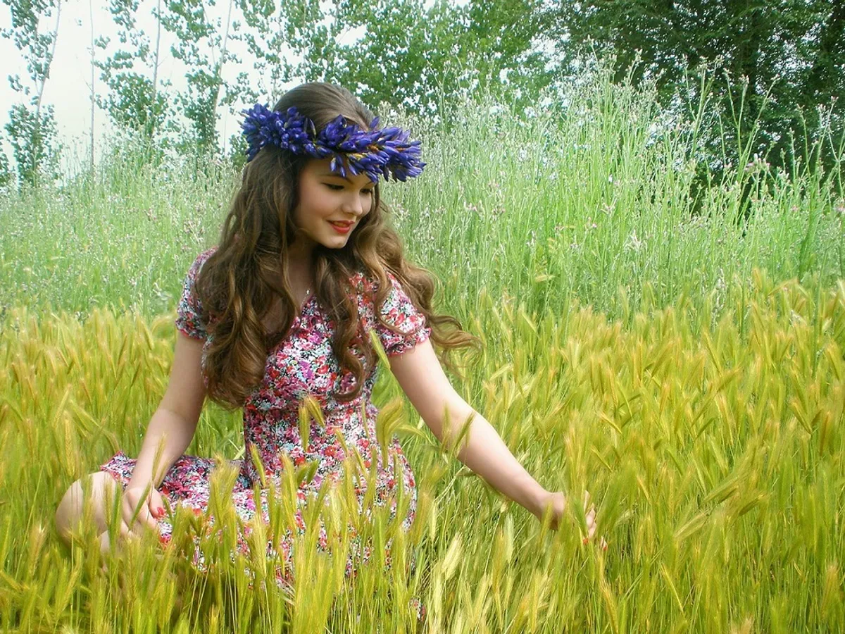 Fetele își împletesc coronițe de flori și culeg plante de leac Foto: Pixabay.com