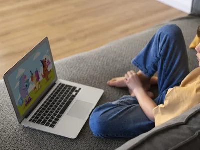 Copil urmărind pe laptop secvenţa de intrare într-un joc online - Foto: Magnific.com/pikisuperstar