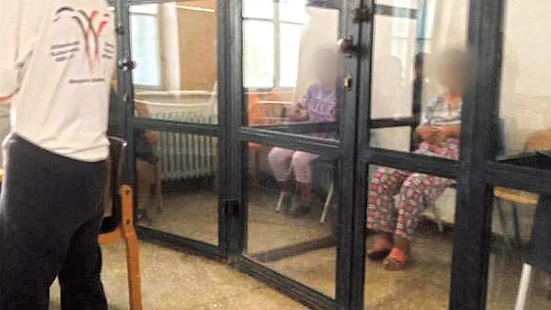 Opt persoane cu dizabilități erau ținute în cuști de plexiglas, la centrul din Sighetu Marmației