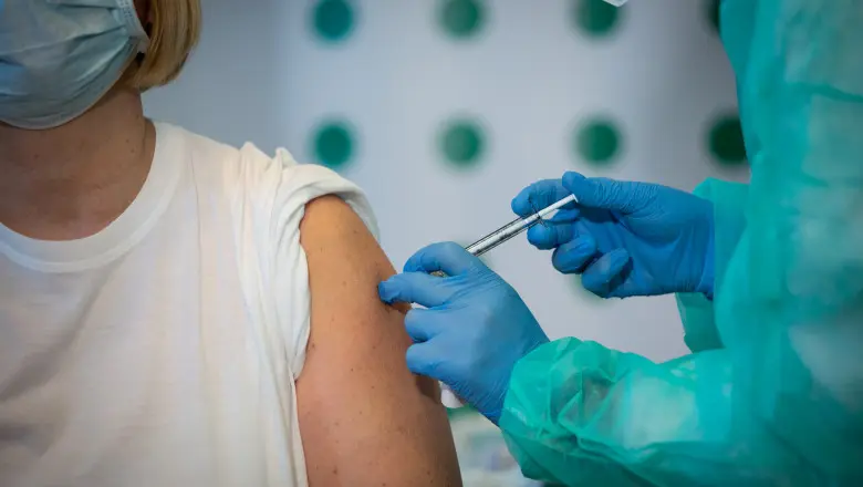 Valul patru al pandemiei va veni. Amploarea lui va depinde de numărul persoanelor vaccinate. / Foto: digi24.ro