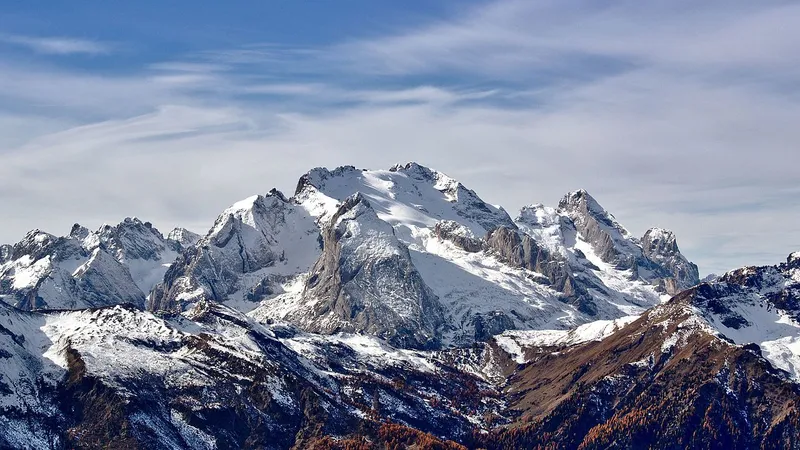 VIDEO Cinci morți și 8 răniți după ce o bucată s-a desprins din gheţarul Marmolad. Avalanșă în Alpi / wikipedia