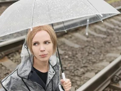 O femeie sub o umbrelă transparentă  - Foto: Magnific.com (Imagine cu rol ilustrativ)