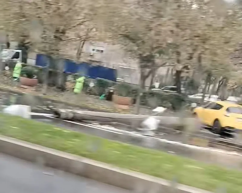 O șoferiță de 66 de ani a mers cu așa viteză pe un bulevard din București încât a rupt un stâlp - Foto: captură video