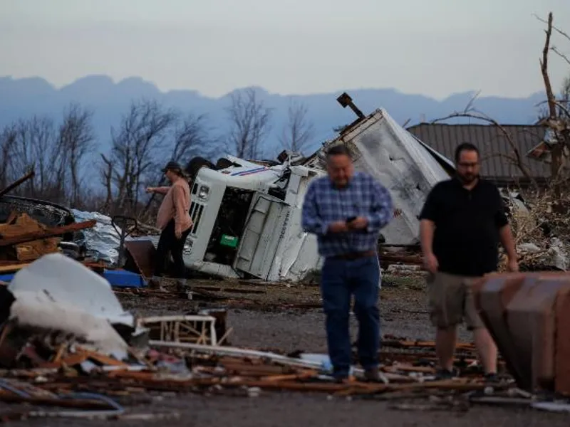 Urmările tornadelor devastatoare din SUA: Case din care a rămas doar fundația, mașini luate de vânt/FOTO: cnn.com