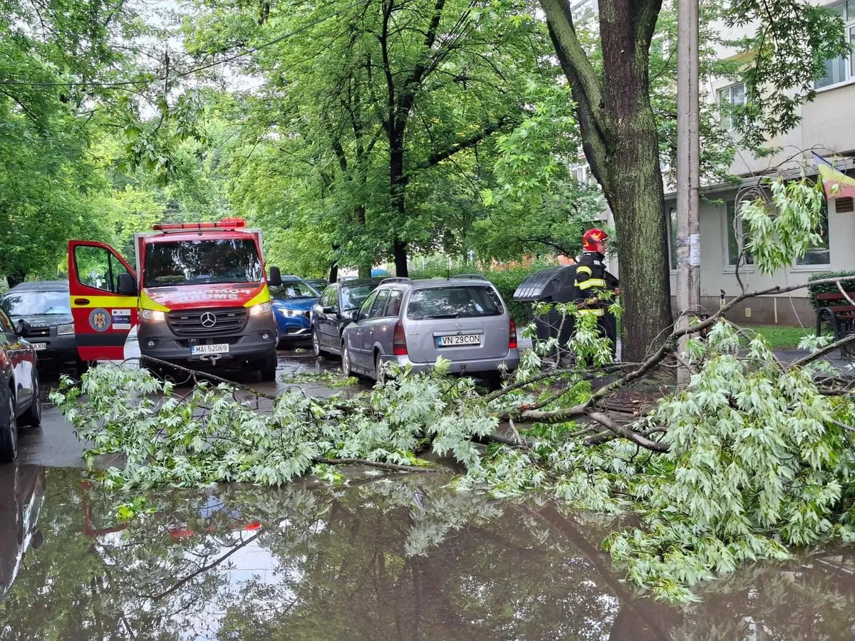 METEO Noi alerte de vreme rea în București și 10 județe: Ploi torențiale, vijelie și grindină
