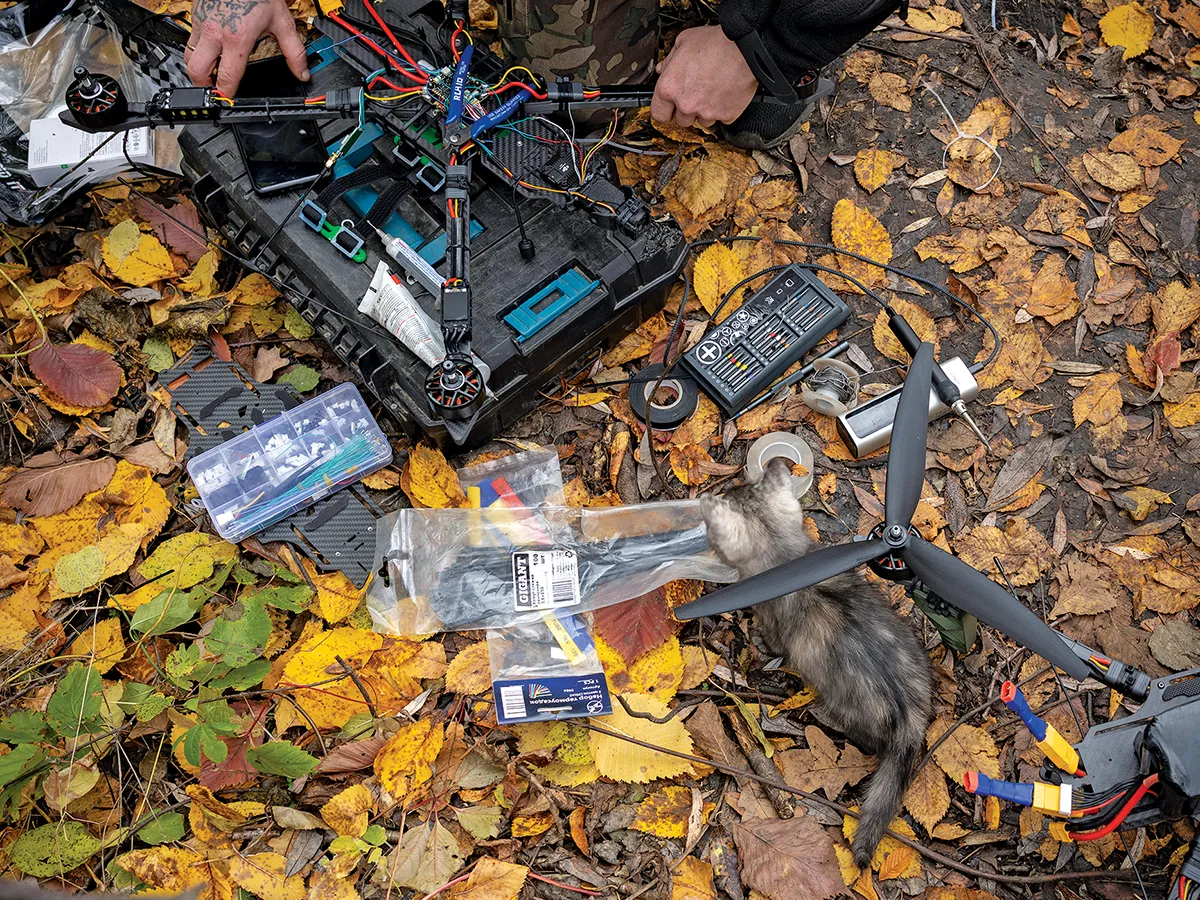 OCHII ÎN CER Un soldat din trupele speciale ruse Akhmat Spetsnaz se pregătește să lanseze o dronă de observație pentru a pregăti un atac asupra forțelor ucrainene. Fotografia a fost făcută în regiunea Belgorod din Rusia, pe 15 octombrie 2025