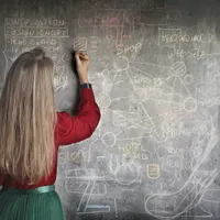 Profesoară la clasă - Foto: Pexels / Andrea Piacquadio