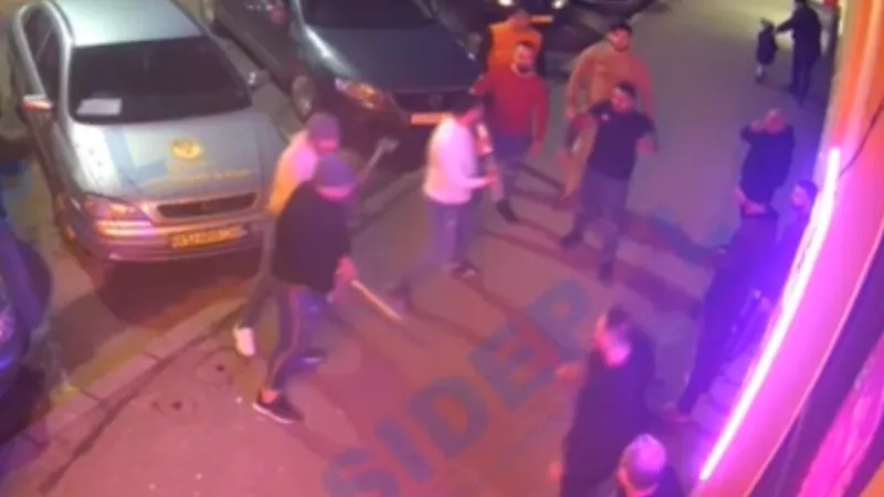 „Război pe uliță” cu topoare și bâte în centrul Buhușiului. Un polițist a fost lovit cu bâta - FOTO: Captura video