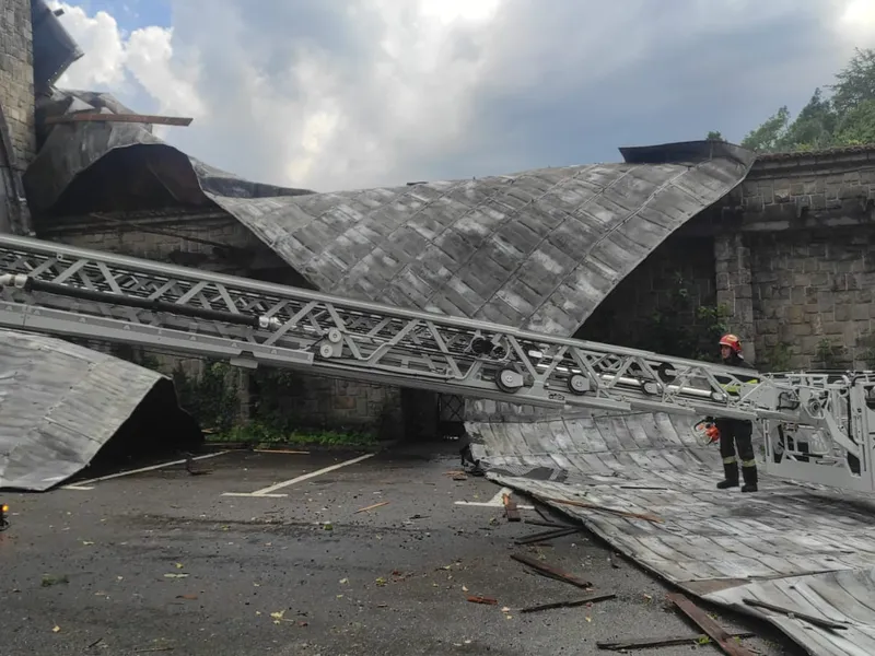 Dezastru la Sinaia după o furtună de 15 minute. Acoperișul gării, smuls de vânt. 4 răniți - Foto: Departamentul pentru Situații de Uregnță