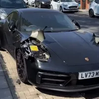 Imagini virale! Cum i-au furat hoții farurile unui Porsche 911? Tabla, tăiată ca la conserve - Foto: captură video
