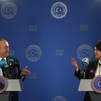 Ministrul libian de Externe Najla al-Mangoush (d) și omologul turc Mevlut Cavusoglu la Tripoli/foto: Profimedia Images
