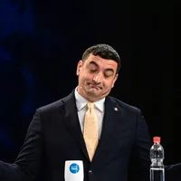 George Simion, expunându-şi teoriile, într-o emisiune televizată - Foto: Profimedia Images