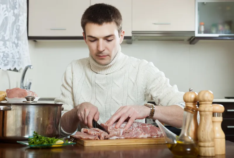 Bărbat gătind carne &icirc;n stil franțuzesc - Foto: Magnific.com (Imagine cu rol ilustrativ)