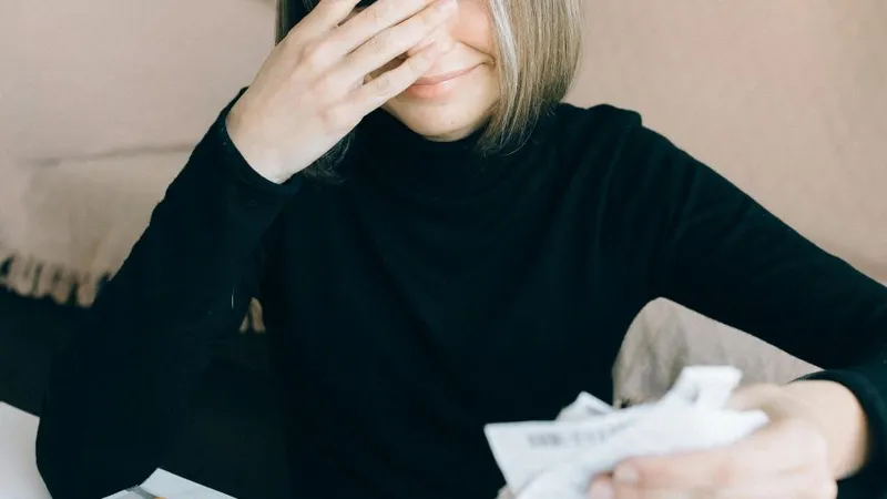 Femeie făcând calcule complicate - Foto: Pexels/Nataliya Vaitkevich