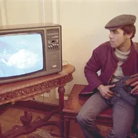 GRANIȚA ISTORIEI  Un tânăr participant la Revoluția din 1989 privește procesul lui Ceaușescu, finalizat cu executarea acestuia. 1989 a fost o nouă graniță pentru cei care au plecat