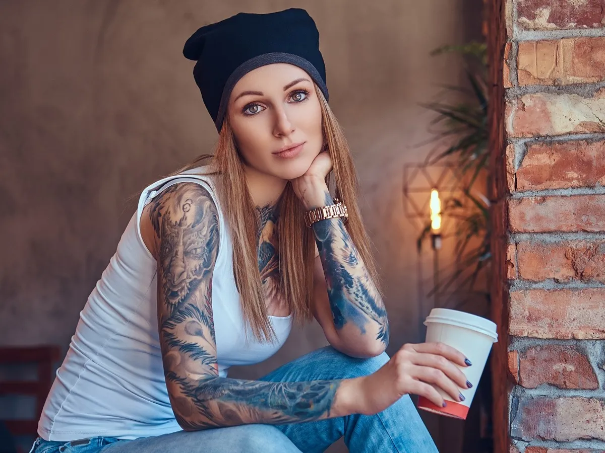 Femeie tânără tatuată