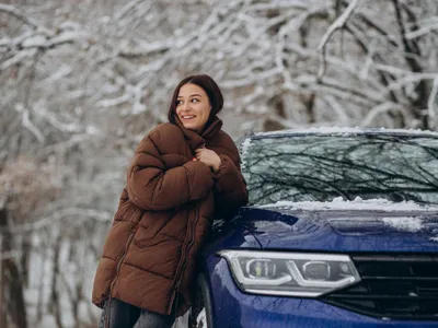 Femeie care stă lângă mașină - Foto: Freepik (Imagine cu rol ilustrativ)