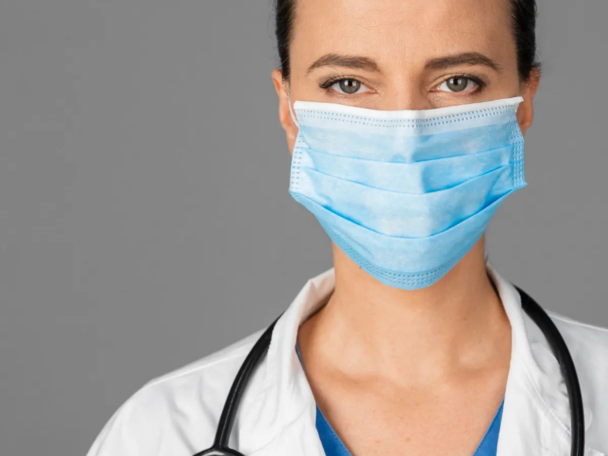 Medic cu mască - Foto: magnific