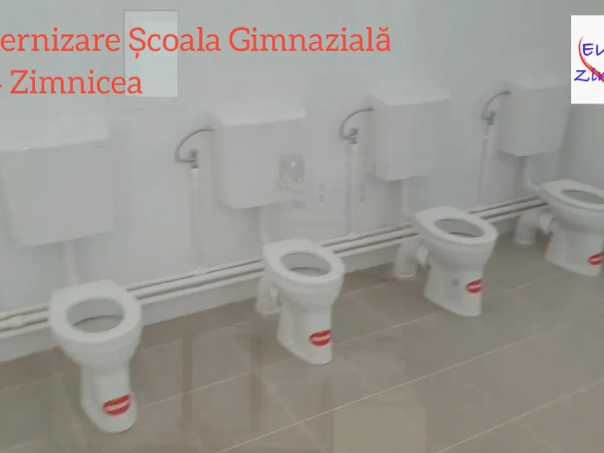 WC-urile modernizate de la Școala Gimnazială Nr. 4 din Zimnicea nu au pereți despărțitori Foto: captură Facebook/Primăria Orașului Zimnicea