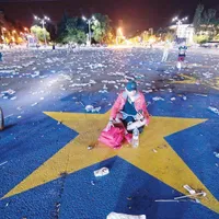 Mormanele de gunoaie lăsate de protestatarii aduși de PSD în Piața Victoriei au fost adunate de tabăra #rezist