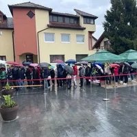 Imagine de la Blaj, unde oamenii au așteptat în ploaie ca să se vaccineze. Sursa: Facebook RoVaccinare