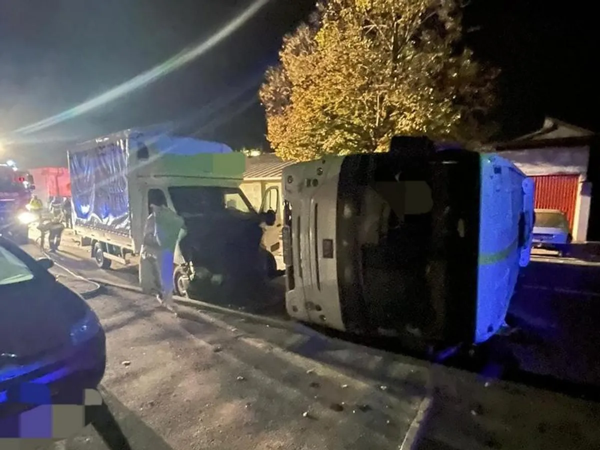 O camionetă a răsturnat un microbuz pe o stradă din Alexandria. / Foto: infotraficromania.ro