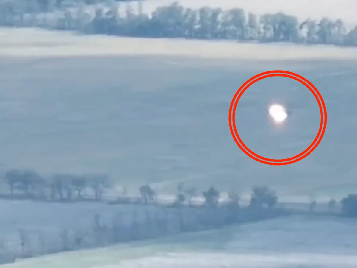 Momentul în care o rachetă trasă de Ucraina doboară un elicopter rusesc - FOTO: Twitter
