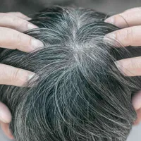 Planta de pe margina drumului care te scapă de firele albe dacă ai părul șaten sau brunet. Natural - Foto: Profimedia images (imagine rol ilustrativ)