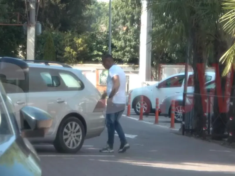 Sabin Ilie, încurcat de un X5 nou. I-a dat cu cardul la clanță și geam. El are un Golf vechi - Foto: captură video spynews.ro