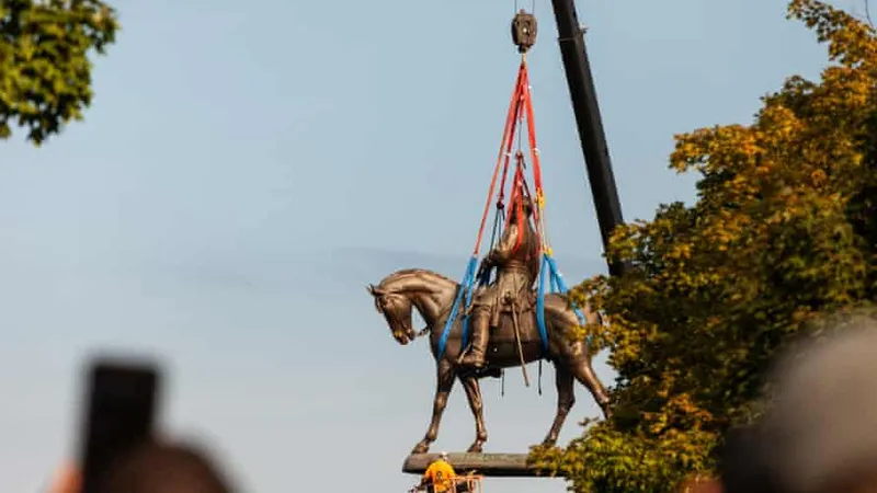 Statuia comandantului confederat Robert E. Lee din Richmond, SUA, a fost dată jos după 130 de ani. / Foto: theguardian.com