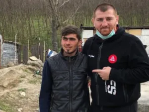 Sergiu Ciobotariu a primit o casă și 5600 de euro, în urma unei campanii umanitare pe care a lansat-o Cătălin Moroșanu. / Foto: digisport.ro