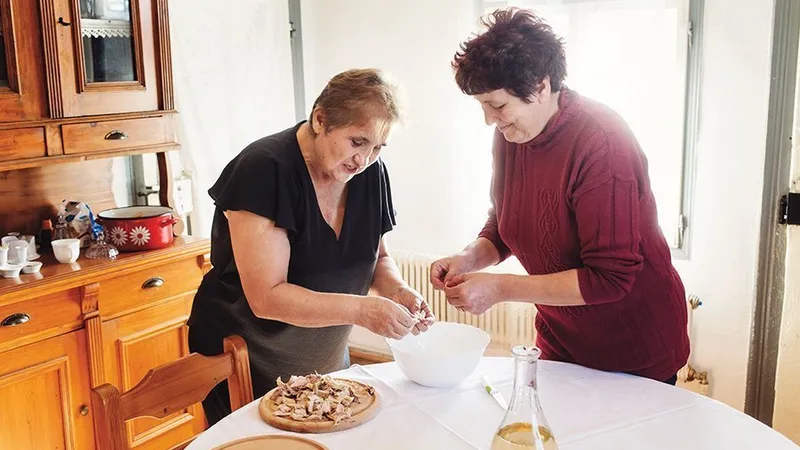 Armence gătind o supă în satul Frumoasa