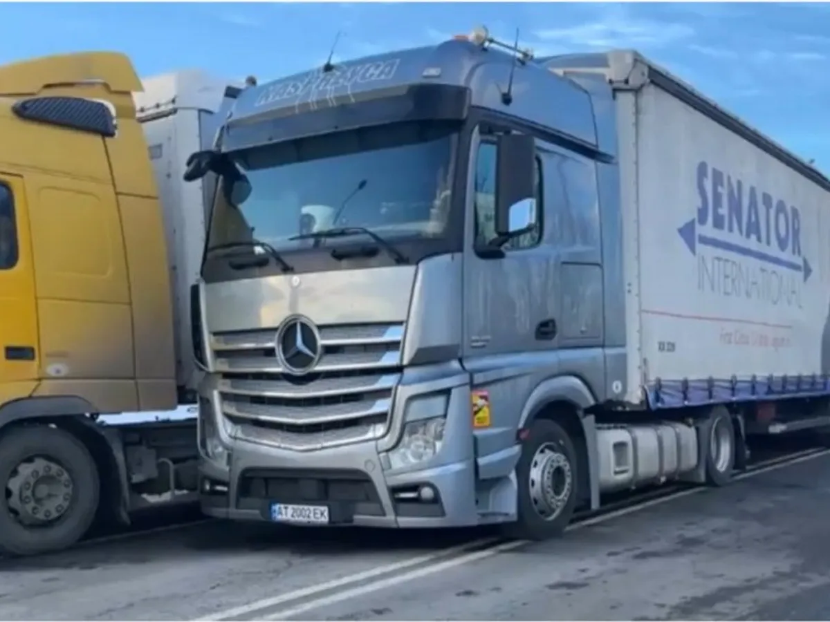Coadă de opt kilometri la punctul de frontieră în Giurgiu. Camioanele așteaptă zeci de minute Foto: Antena3 captură video