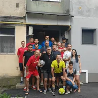 Prietenii de la un bloc din Târgu Jiu s-au reîntâlnit după zeci de ani. Au jucat miuța ca pe vremuri Foto: adevarul.ro/ Alin Ion