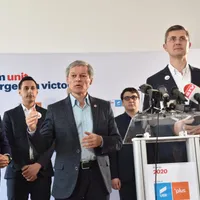 Dacian Cioloș este în turneu prin țară, cu Dan Barna. Anterior, a fost la Craiova. Foto: stiri.plus
