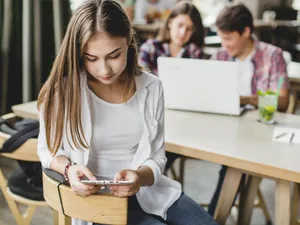 Bulgaria scoate telefoanele mobile din şcoli. În România, multe şcoli le interzic complet - Foto: Freepik/CC0