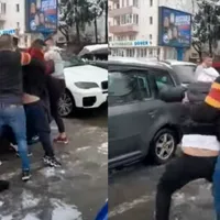 Un jandarm a fost luat la bătaie și i-a fost distrusă mașina după o șicanare în trafic - FOTO: Captura video