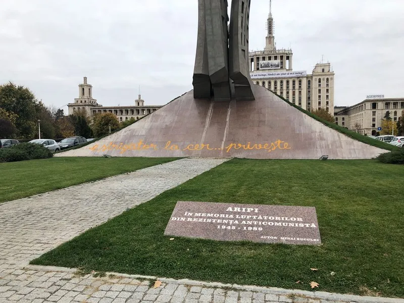 „Aripi” a fost vandalizat cu vopsea. Foto Andrei Muraru