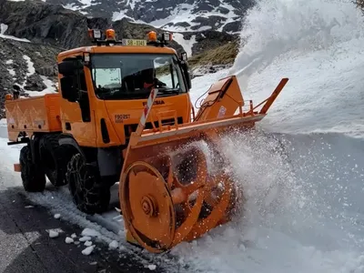 Pe Transfăgărășan, zăpada are și 5 metri grosime. Utilajele de deszăpezire lucrează continuu. / Foto: captura ecran