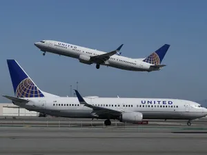 United Airlines va concedia aproape 600 de angajaţi nevaccinați/foto: yahoo