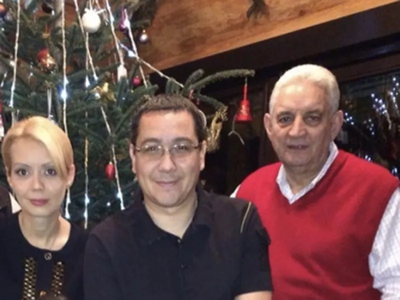 O familie fericită: fostul europarlamentar PSD Daciana Sârbu, fostul premier Victor Ponta și pensionarul Ilie Sârbu Foto: Facebook