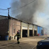 Incendiu masiv la un service auto - Foto: ISU București - Ilfov