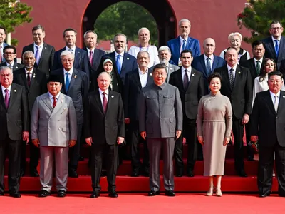 Adrian Năstase și Viorica Dăncilă, la parada din China - Foto: Profimedia Images