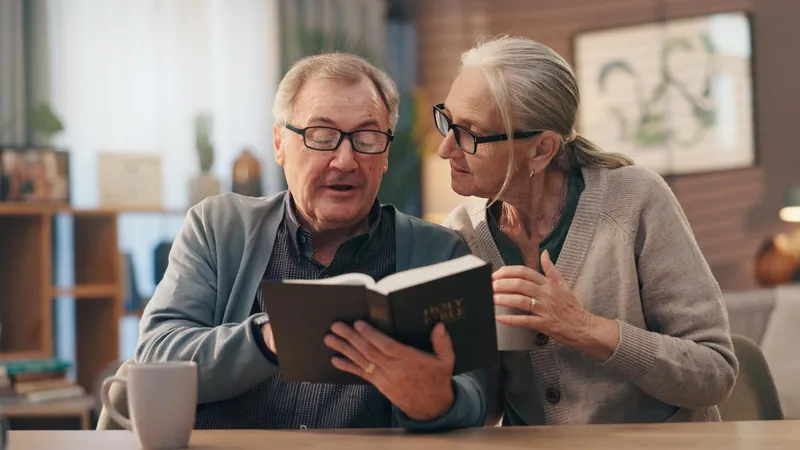Pensionari citind o carte - Foto: Freepik