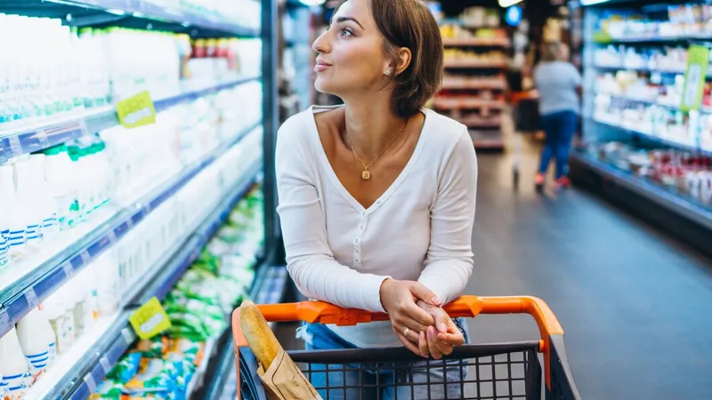 Cum sunt păcăliți clienții în supermarket: Suc îndoit cu apă, gramaj mai mic în ambalaj mai mare - Foto: Freepik.com (rol ilustrativ)