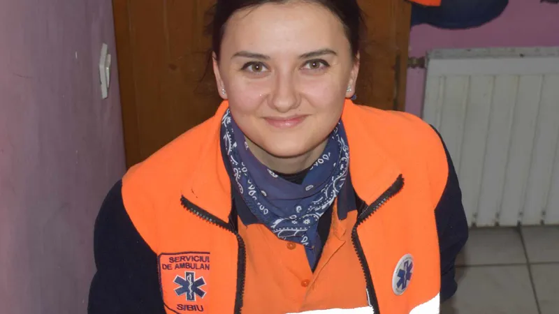 Un asistent medical aleargă pentru a-i ajuta pe bolnavii de cancer. Boala i-a răpus bunica Foto: Turnul Sfatului