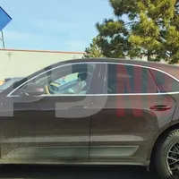 Iubita lui Răzvan de la „Neatza” se plimbă cu SUV Porsche de 100.000 €, cu frâne „diamantate” - Foto: captură video