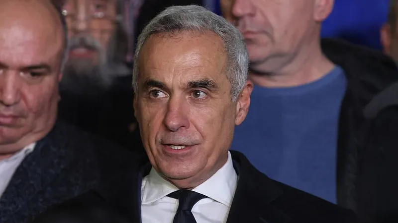 De ce depind de Călin Georgescu cât de scumpe sunt creditele românilor. Totul se decide în mai - Foto: INQUAM PHOTOS/George Călin